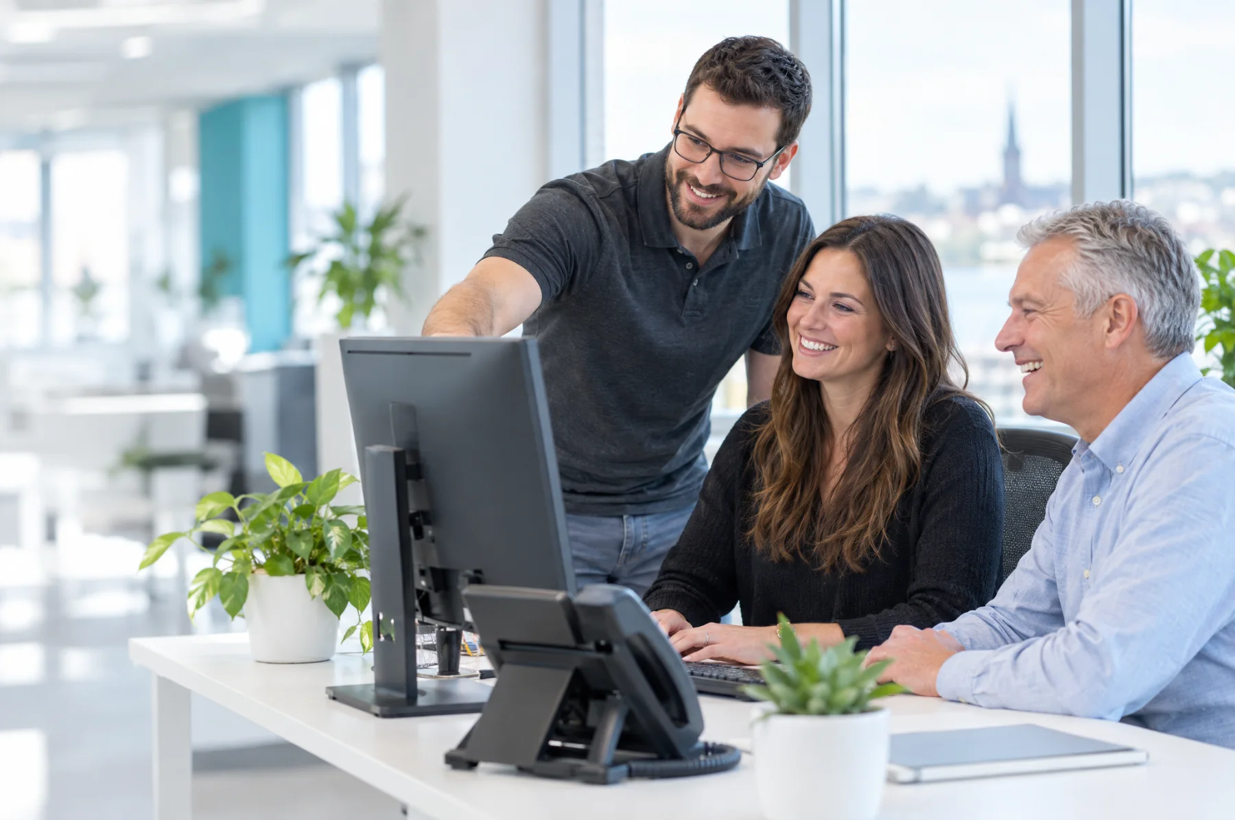 L’équipe Xpert Télécom en train de collaborer au bureau