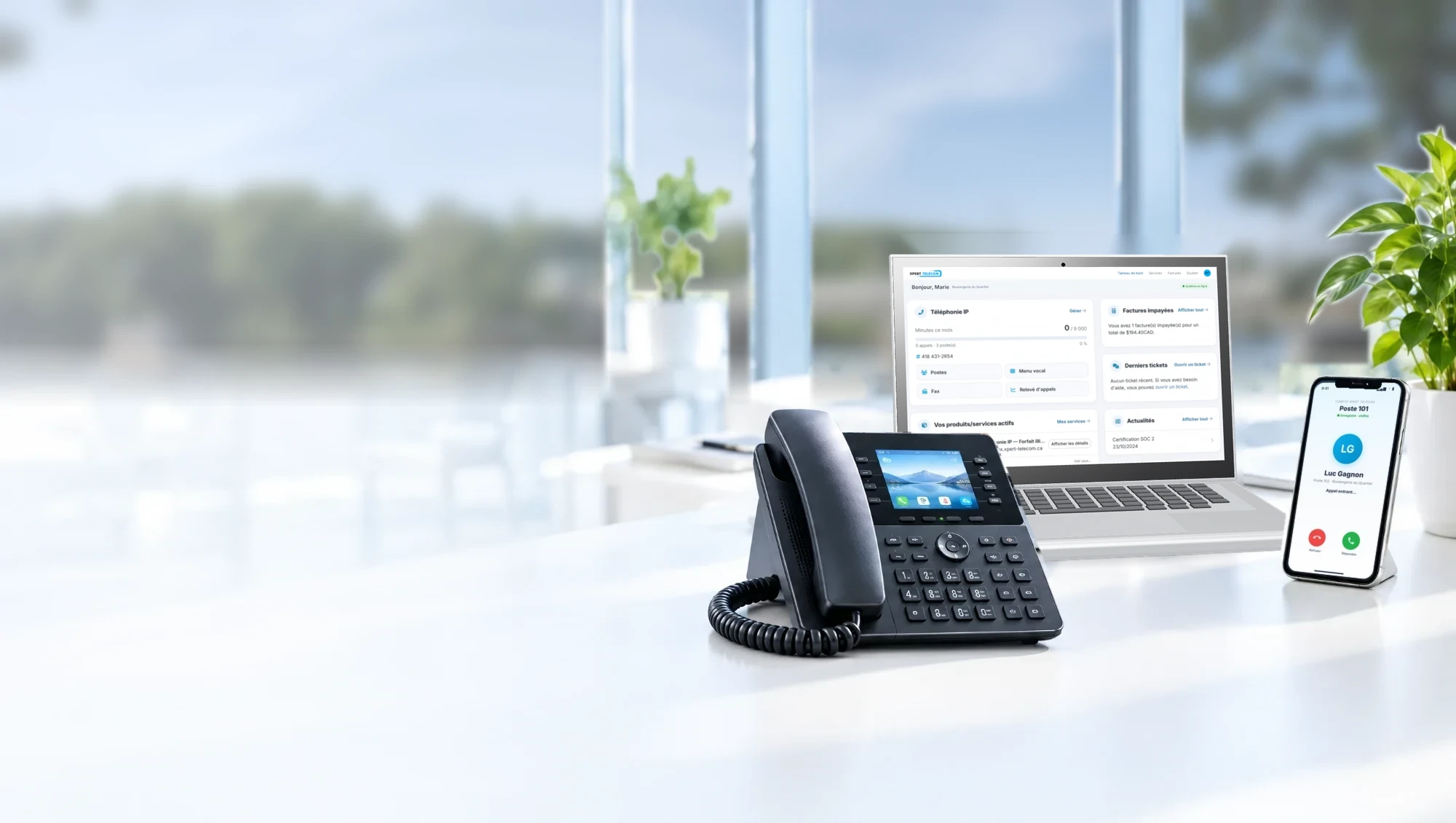 Ordinateur portable, téléphone IP et cellulaire connectés à Xpert Télécom